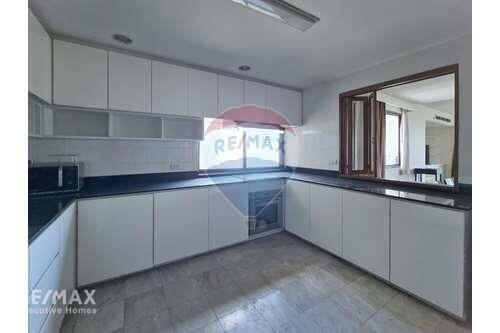 Spacious 3-Bed Condo with Maid