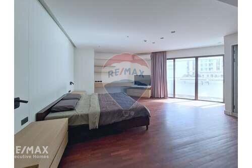 Spacious 3-Bed Condo with Maid