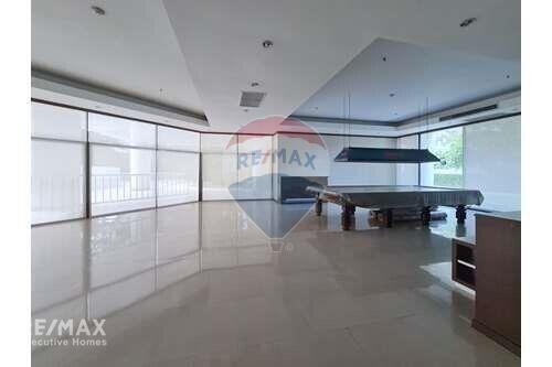 Spacious 3-Bed Condo with Maid