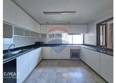 Spacious 3-Bed Condo with Maid