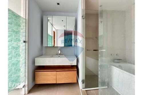 Spacious Condo with Stunning Chaophraya River View, 12 Mins Walk to BTS Charoen Nakhon