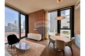Luxurious Condo at SCOPE LANGSUAN with Stunning Design and Views