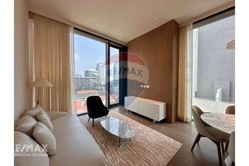 Luxurious Condo at SCOPE LANGSUAN with Stunning Design and Views