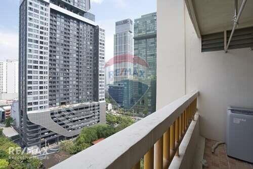 Bright and Breezy Corner Condo on Ratchathewi Road