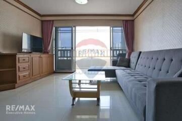 Bright and Breezy Corner Condo on Ratchathewi Road