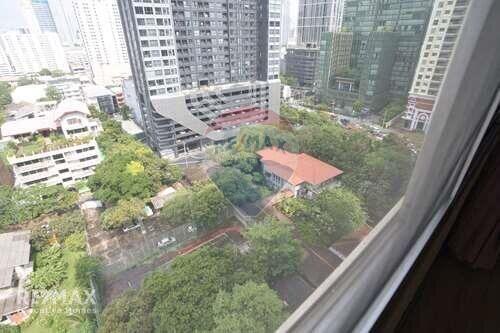 Bright and Breezy Corner Condo on Ratchathewi Road