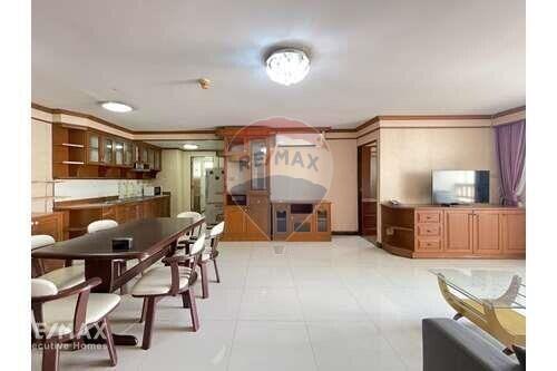 Bright and Breezy Corner Condo on Ratchathewi Road