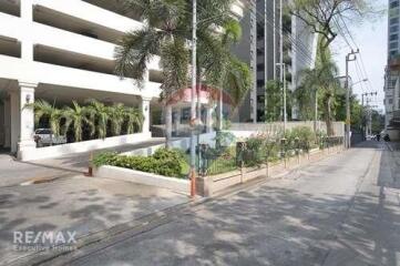 Bright and Breezy Corner Condo on Ratchathewi Road