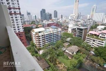 Bright and Breezy Corner Condo on Ratchathewi Road