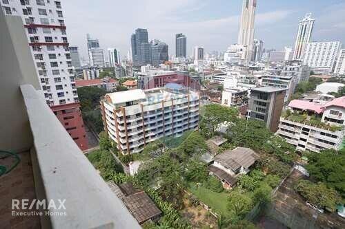 Bright and Breezy Corner Condo on Ratchathewi Road