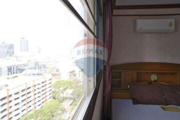 Bright and Breezy Corner Condo on Ratchathewi Road