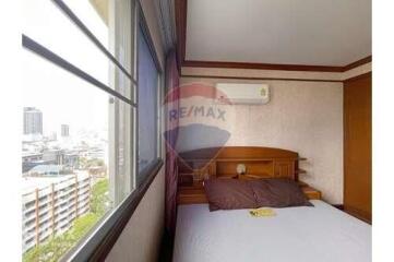 Bright and Breezy Corner Condo on Ratchathewi Road