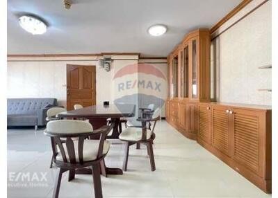 Bright and Breezy Corner Condo on Ratchathewi Road