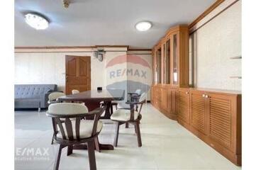 Bright and Breezy Corner Condo on Ratchathewi Road