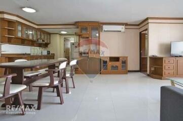 Bright and Breezy Corner Condo on Ratchathewi Road