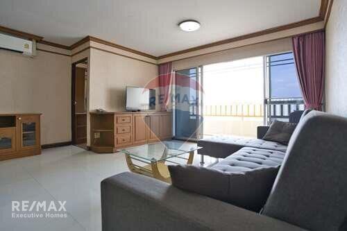 Bright and Breezy Corner Condo on Ratchathewi Road