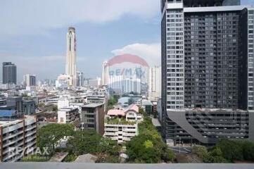 Bright and Breezy Corner Condo on Ratchathewi Road