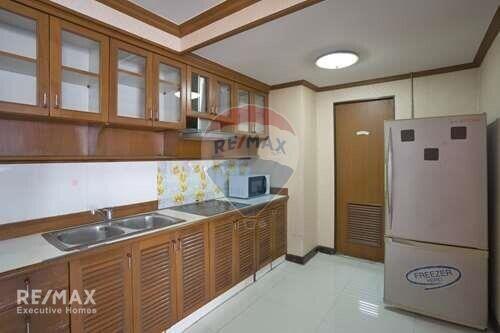 Bright and Breezy Corner Condo on Ratchathewi Road