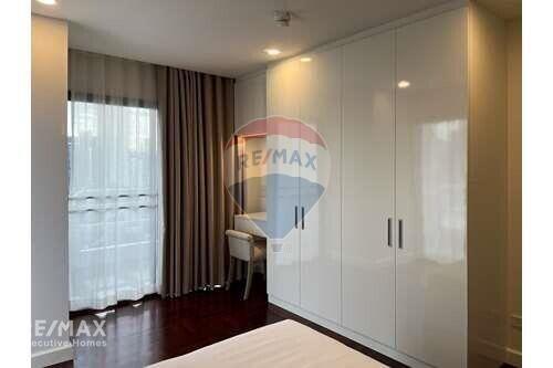 Spacious 3BR Corner Unit near BTS Phrom Phong - Ideal for Families