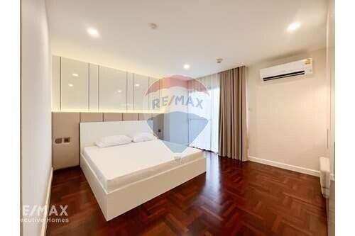 Spacious 3BR Corner Unit near BTS Phrom Phong - Ideal for Families