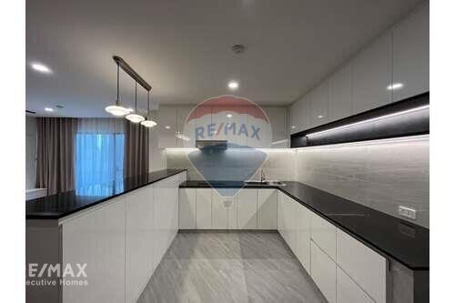 Spacious 3BR Corner Unit near BTS Phrom Phong - Ideal for Families