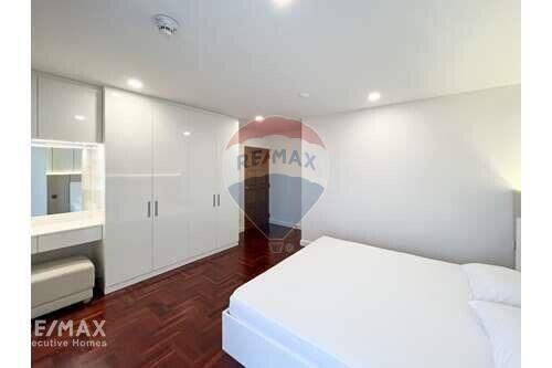 Spacious 3BR Corner Unit near BTS Phrom Phong - Ideal for Families