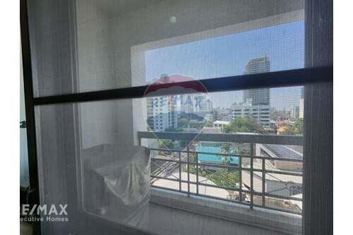 Spacious 3 Bedroom Condo Near BTS Phrom Phong - Great Value!