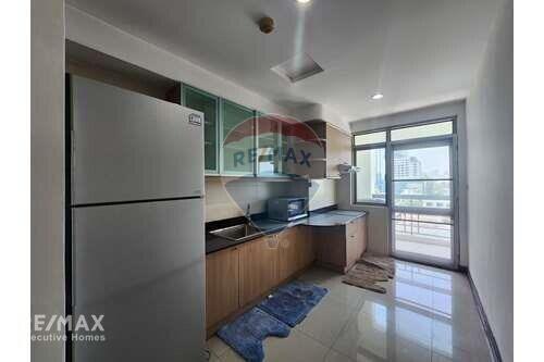 Spacious 3 Bedroom Condo Near BTS Phrom Phong - Great Value!