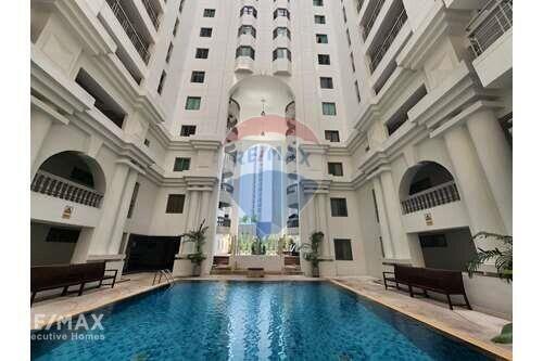 Spacious 3 Bedroom Condo Near BTS Phrom Phong - Great Value!