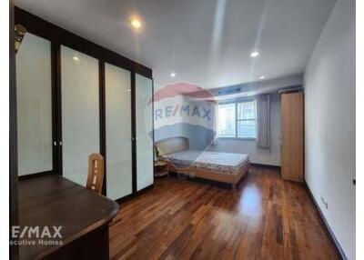 Spacious 3 Bedroom Condo Near BTS Phrom Phong - Great Value!