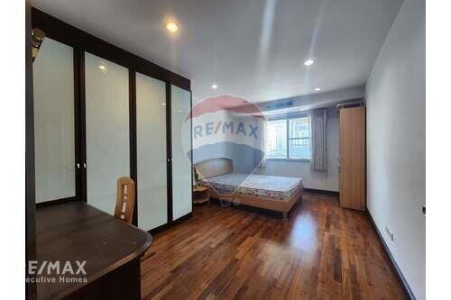 Spacious 3 Bedroom Condo Near BTS Phrom Phong - Great Value!