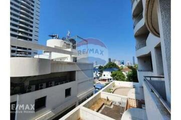 Luxurious 4 Bedroom Condo near BTS Phrom Phong with Rare Find