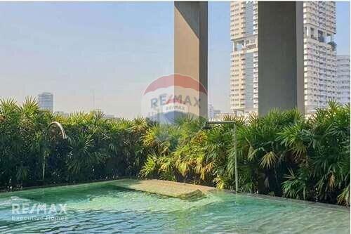 Modern Aqua Condo near BTS Thonglor  Prime Location  7 Mins Walk