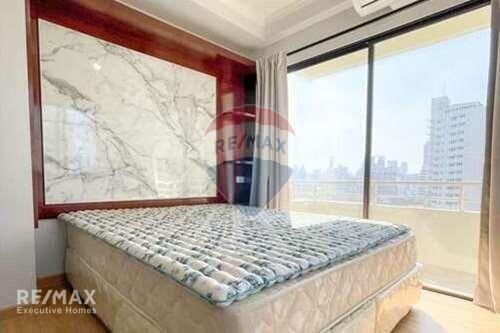 Stunning Corner Condo with BTS Nana Views, Only 3 Mins Walk Away!