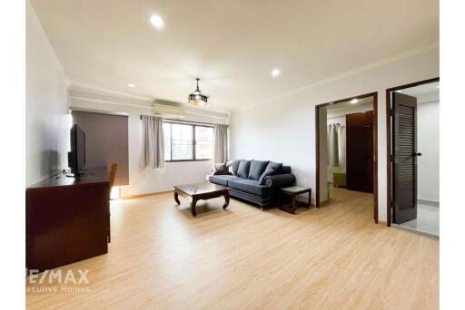 Stunning Corner Condo with BTS Nana Views, Only 3 Mins Walk Away!