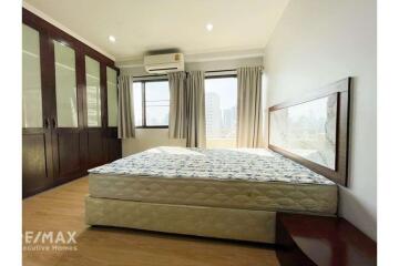 Stunning Corner Condo with BTS Nana Views, Only 3 Mins Walk Away!