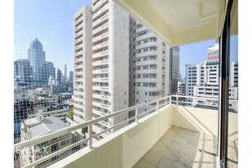 Stunning Corner Condo with BTS Nana Views, Only 3 Mins Walk Away!