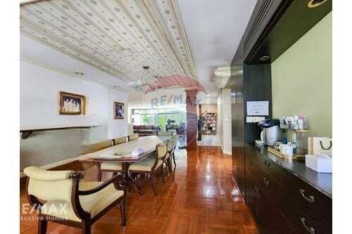 Spacious 4-Bed Condo in BTS Phrom Phong, Perfect for Pet Owners and Entrepreneurs