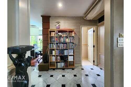 Spacious 4-Bed Condo in BTS Phrom Phong, Perfect for Pet Owners and Entrepreneurs