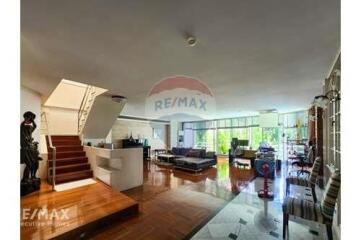 Spacious 4-Bed Condo in BTS Phrom Phong, Perfect for Pet Owners and Entrepreneurs