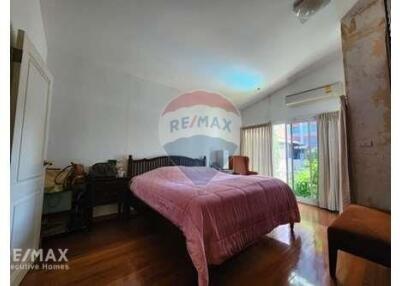 Spacious 4-Bed Condo in BTS Phrom Phong, Perfect for Pet Owners and Entrepreneurs