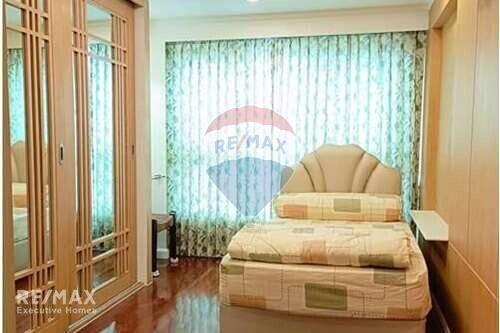 Spacious 2 Bedroom Condo with Close Proximity to BTS Ekkamai (11 Mins Walk)