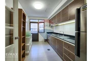 Spacious 3 Bedroom Condo near BTS Phrom Phong - Affordable Price!