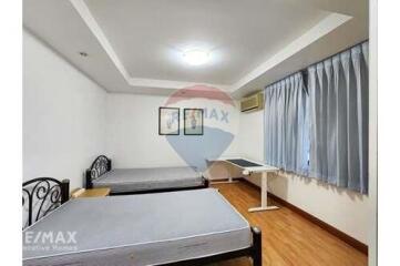 Spacious 3 Bedroom Condo near BTS Phrom Phong - Affordable Price!