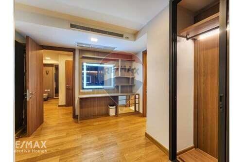 Luxurious Pet Friendly 3 Bedroom Condo with Easy BTS Access in Phra Khanong