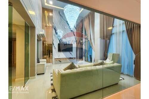 Luxurious Pet Friendly 3 Bedroom Condo with Easy BTS Access in Phra Khanong