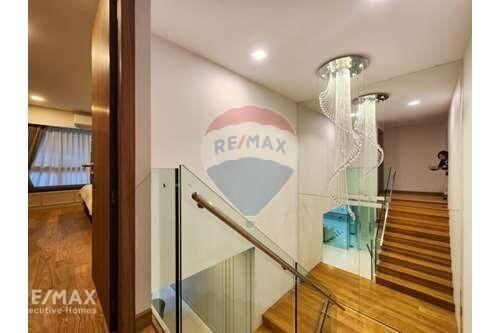 Luxurious Pet Friendly 3 Bedroom Condo with Easy BTS Access in Phra Khanong