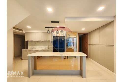 Luxurious Pet Friendly 3 Bedroom Condo with Easy BTS Access in Phra Khanong