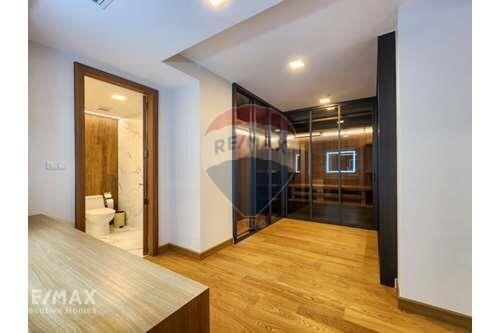 Luxurious Pet Friendly 3 Bedroom Condo with Easy BTS Access in Phra Khanong