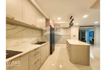 Luxurious Pet Friendly 3 Bedroom Condo with Easy BTS Access in Phra Khanong